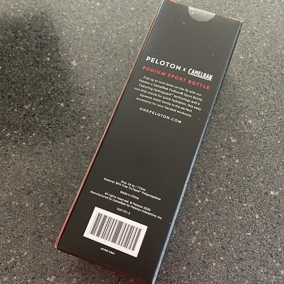 NWT Peloton x Camelbak Waterbotter - Picture 2 of 5